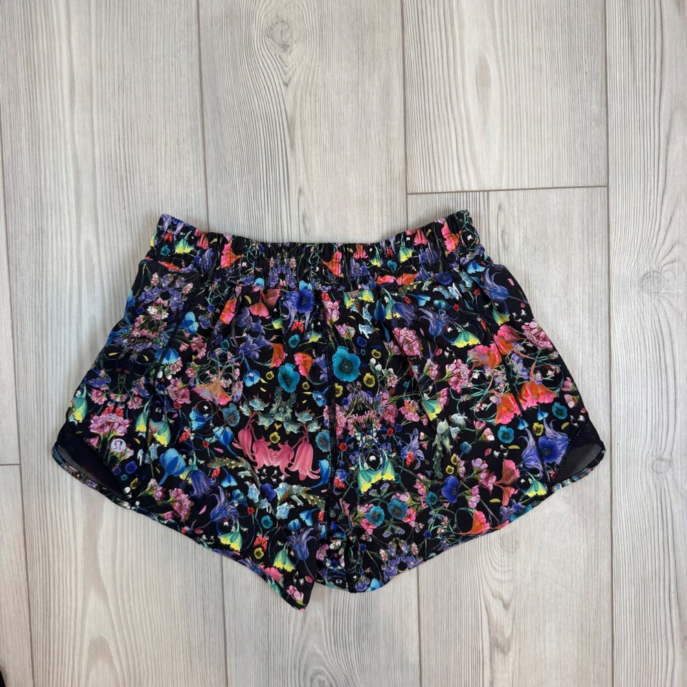 The Lululemon Hotty Hot Low-Rise Lined Shorts 4" Kaleidoscope Floral Multi Sz 8